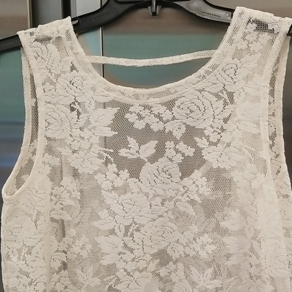💕BCBGENERATION💕 Lace Sleeveless Top Small NWT - Picture 3 of 10